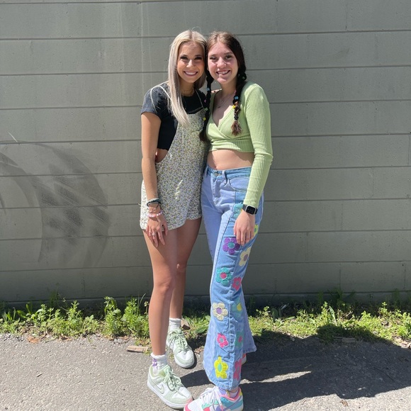 Hi,I love being a Posher,my name is Amanda, also love to shop!have lots to post! - Picture 8 of 12